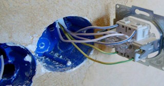 Монтаж проходного выключателя от 560 руб. в Копейске
